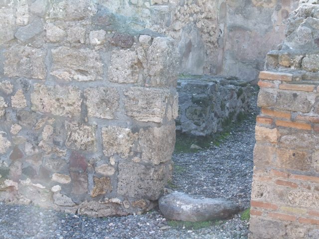 VI.7.11 Pompeii.  December 2005. Entrance to room on west side of atrium, with hearth and water cistern.