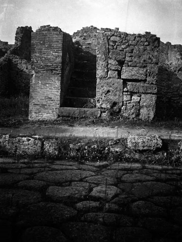 VI.7.12 Pompeii.  W.1306.  Looking west to façade on Via Mercurio.
Photo by Tatiana Warscher. Photo © Deutsches Archäologisches Institut, Abteilung Rom, Arkiv. 
