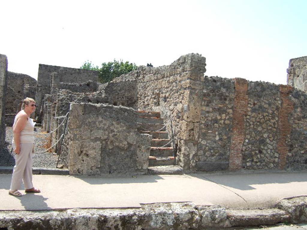 VI.7.17 Pompeii. May 2006. Looking west across Via di Mercurio towards entrance with steps to upper floor.