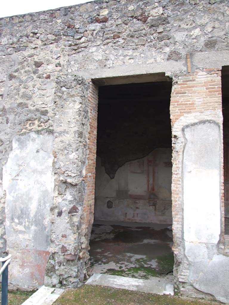 VI.7.18 Pompeii.  December 2006. Doorway to Oecus to south of peristyle.