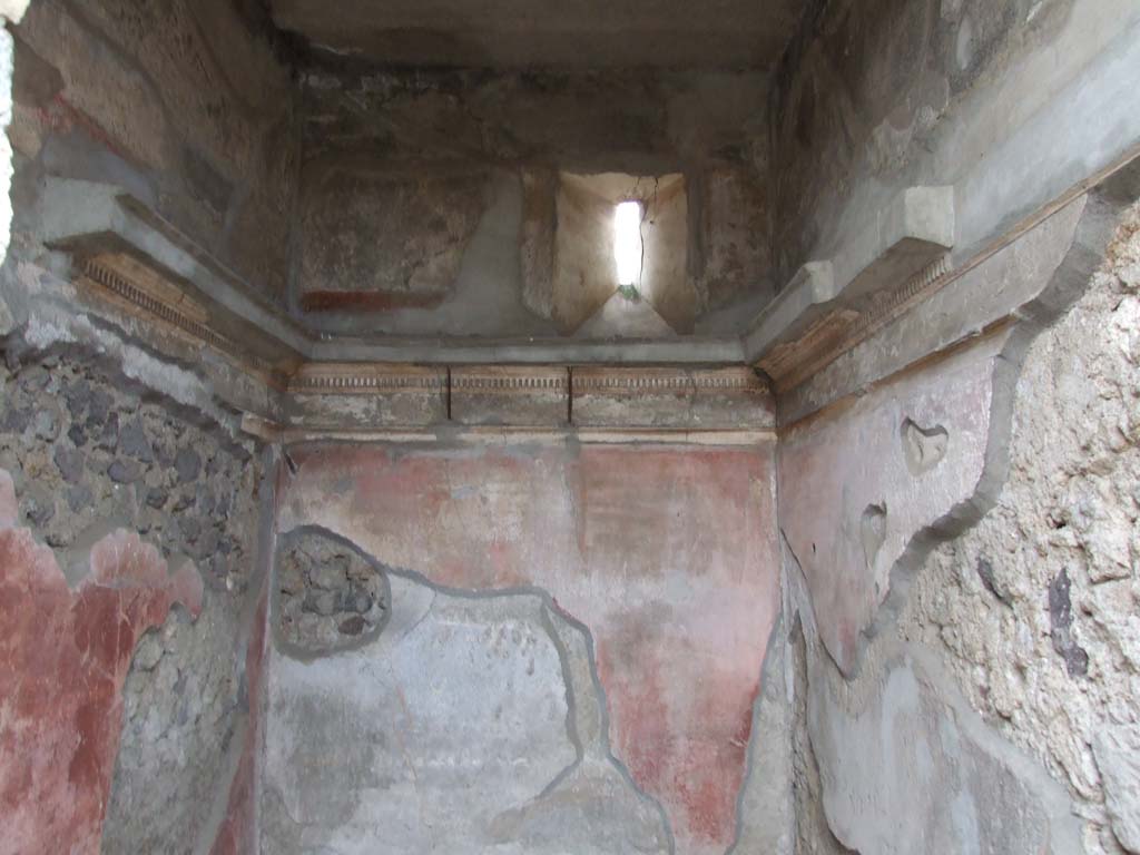 VI.7.18 Pompeii.  December 2006. Triclinium.