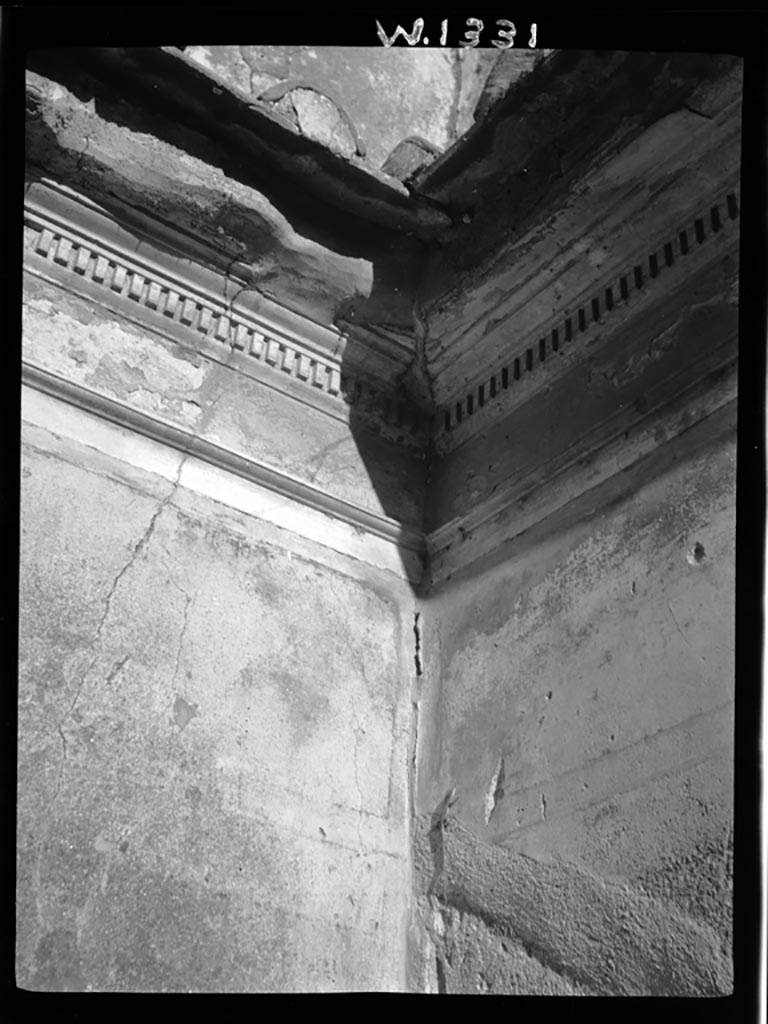 VI.7.18 Pompeii. December 2006. Looking east across tablinum and atrium towards front entrance.