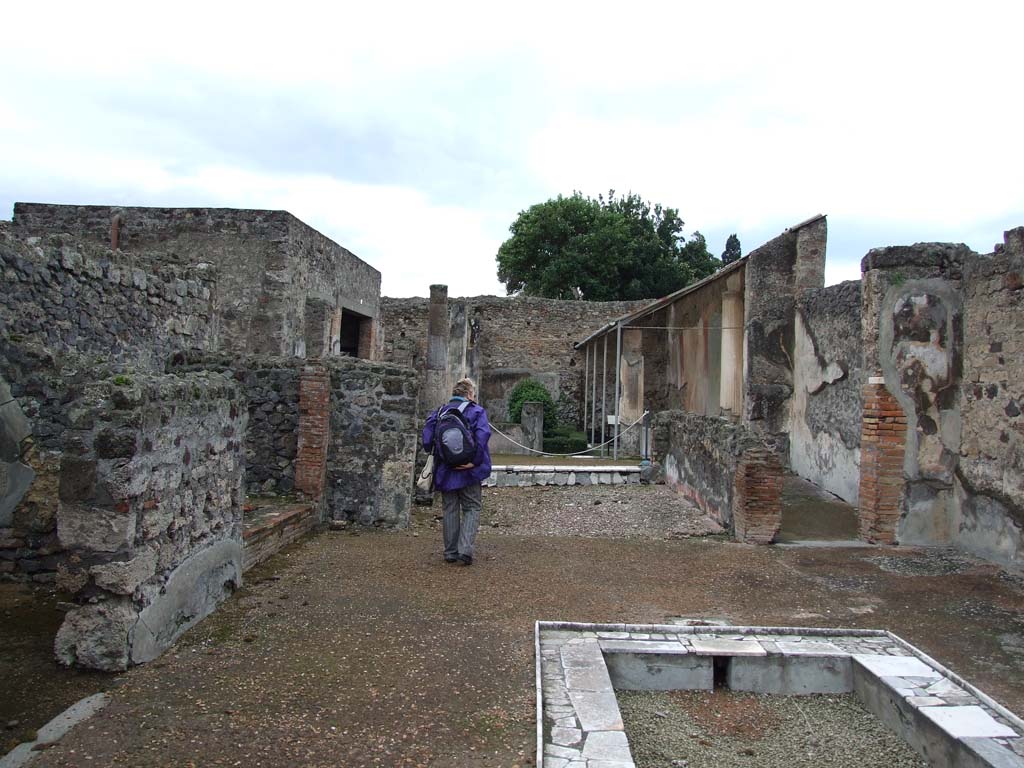 VI.7.18 Pompeii. December 2006. Looking west across atrium to peristyle.  