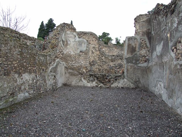 VI.7.20 Pompeii. December 2018. 
Looking south from doorway of triclinium towards north portico of peristyle. Photo courtesy of Aude Durand.
