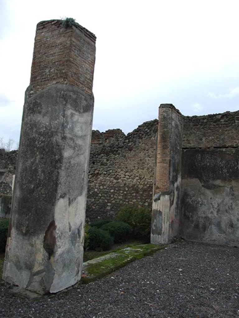VI.7.20 Pompeii. December 2006. Looking west along north portico of peristyle.