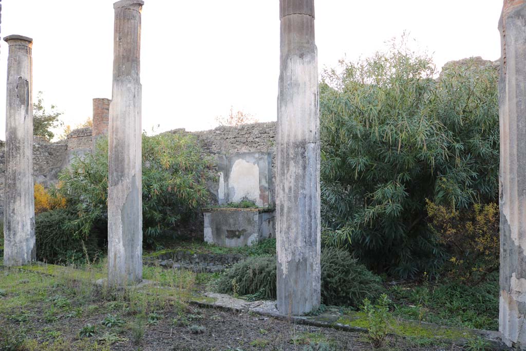 VI.7.20 Pompeii. December 2018. Looking south-west from east portico. Photo courtesy of Aude Durand.