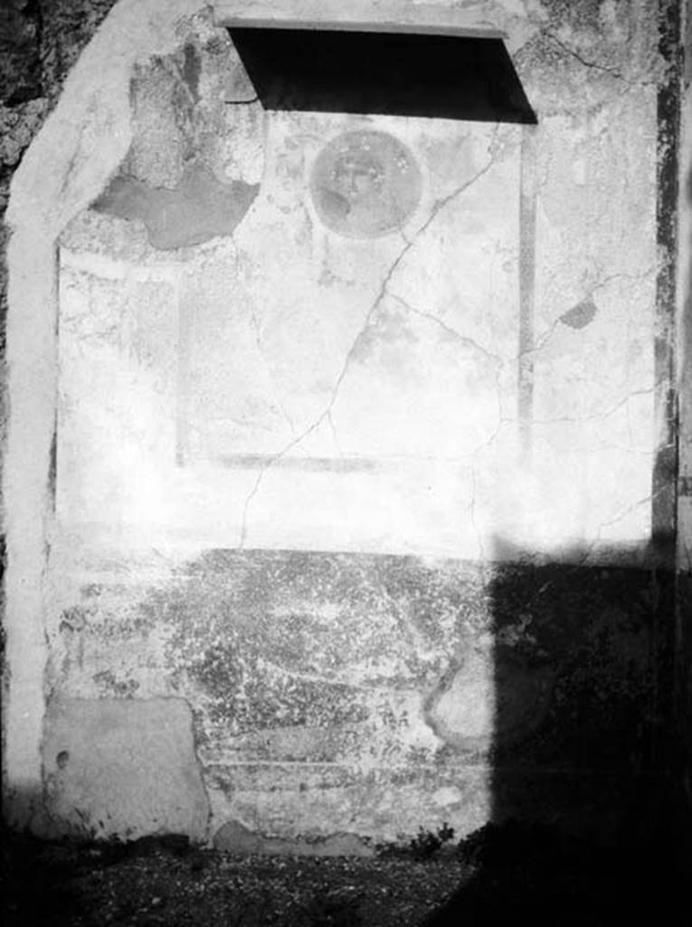 231387 Bestand-D-DAI-ROM-W.1234.jpg
VI.7.20 Pompeii. W.1234. North wall of small exedra, with painted medallion of girl.
Photo by Tatiana Warscher. With kind permission of DAI Rome, whose copyright it remains. 
See http://arachne.uni-koeln.de/item/marbilderbestand/231387 
