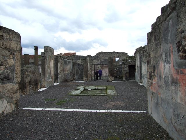 VI.7.20 Pompeii. December 2006. Looking east from tablinum, across atrium to entrance doorway.