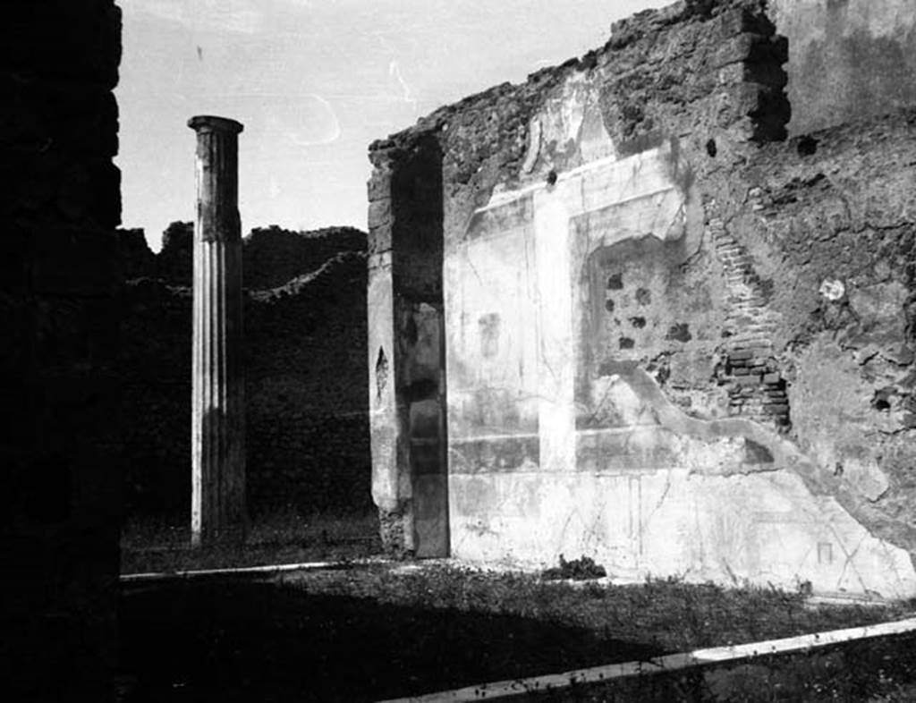 VI.7.20 Pompeii. W.1228. North wall of tablinum with doorway threshold from atrium.
Photo by Tatiana Warscher. Photo © Deutsches Archäologisches Institut, Abteilung Rom, Arkiv. 
