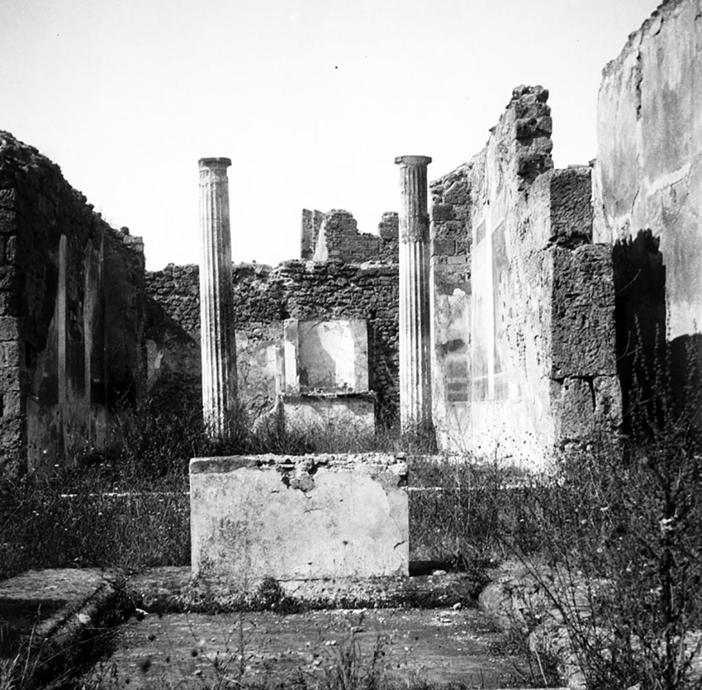 VI.7.20 Pompeii. 1937-39. Looking west across impluvium in atrium, through tablinum towards pseudo-peristyle. Photo courtesy of American Academy in Rome, Photographic Archive.  Warsher collection no. 617.
