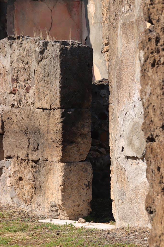 VI.7.20 Pompeii. W.1231. North wall of atrium in north-east corner, with doorway into atrium of VI.7.21, on left.
Photo by Tatiana Warscher. Photo © Deutsches Archäologisches Institut, Abteilung Rom, Arkiv. 