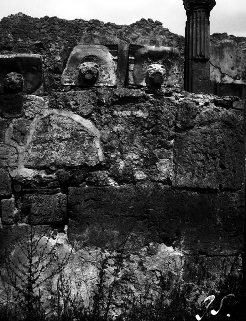 VI.7.20 Pompeii. W.1220.  Ala on north side of atrium, on left, and north wall of atrium, on right.
Photo by Tatiana Warscher. Photo © Deutsches Archäologisches Institut, Abteilung Rom, Arkiv. 
