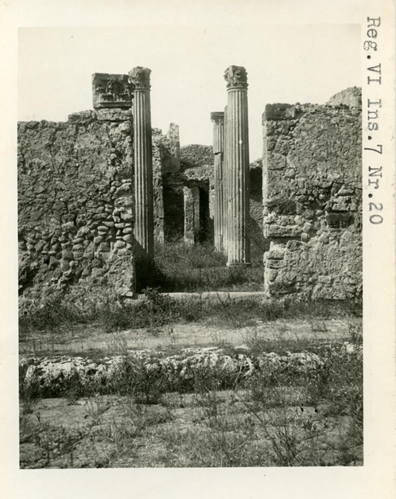 VI.7.21 Pompeii. W.1216. Entrance doorway with capital on south side.
Photo by Tatiana Warscher. Photo © Deutsches Archäologisches Institut, Abteilung Rom, Arkiv. 
