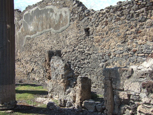 VI.7.21 Pompeii.  North side of entrance vestibule with small doorway under site of stairs to upper floor. 