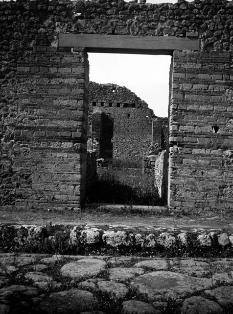 231126 Bestand-D-DAI-ROM-W.1246.jpg
VI.7.22 Pompeii. W.1246. Façade and doorway on Via Mercurio.
Photo by Tatiana Warscher. With kind permission of DAI Rome, whose copyright it remains. 
See http://arachne.uni-koeln.de/item/marbilderbestand/231126 
