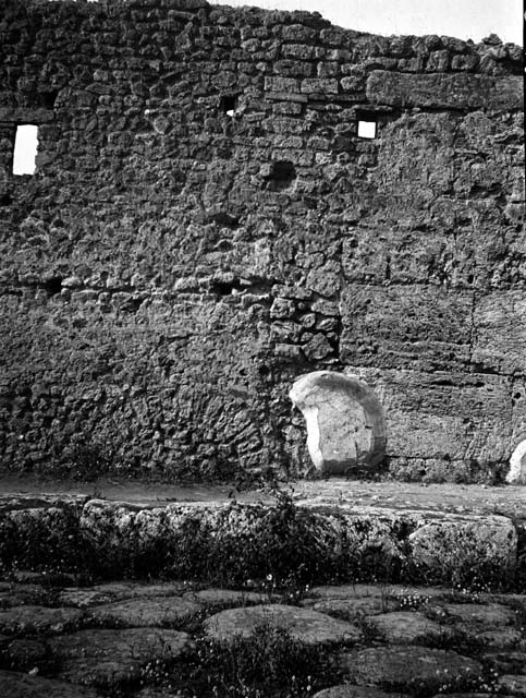 VI.7.22 Pompeii. W.1249. Façade on Via Mercurio, where it joins with VI.7.23.
Photo by Tatiana Warscher. Photo © Deutsches Archäologisches Institut, Abteilung Rom, Arkiv. 
