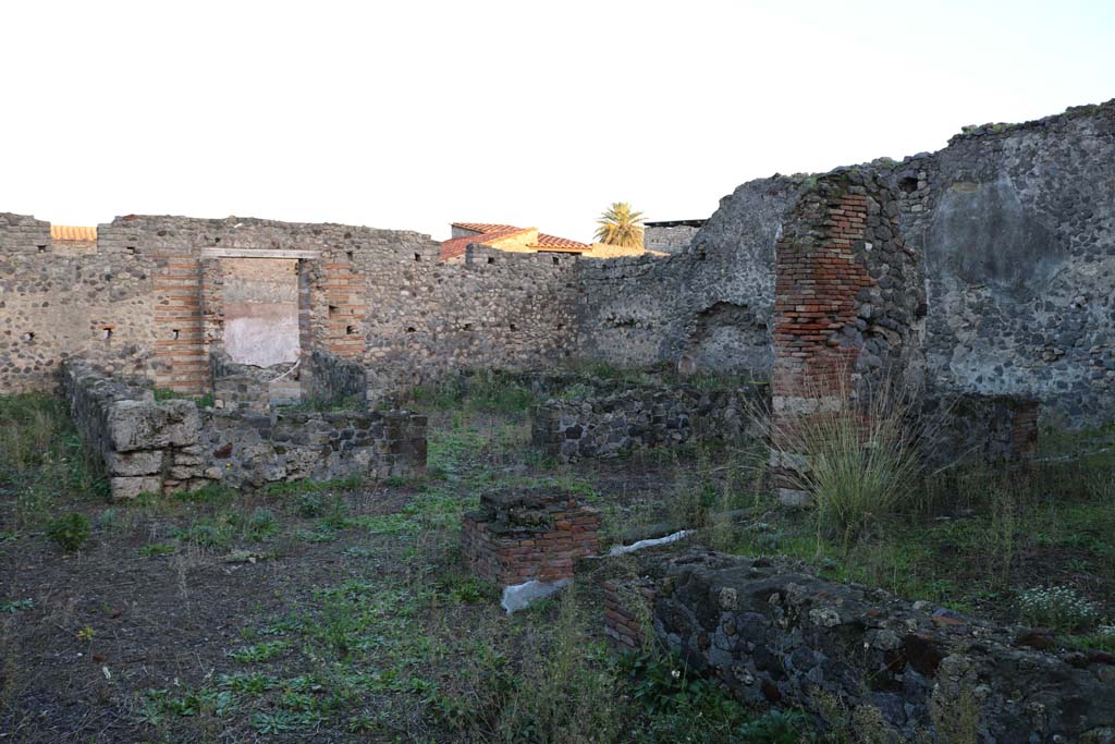 VI.7.22 Pompeii. December 2018. Looking east to south-east corner and south side. Photo courtesy of Aude Durand.