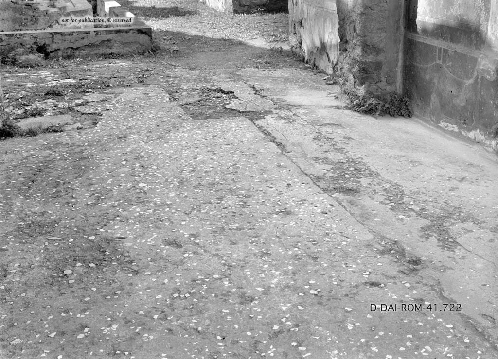 VI.7.23 Pompeii. July 2021. 
Looking west towards north wall of tablinum. Photo courtesy of Johannes Eber.

