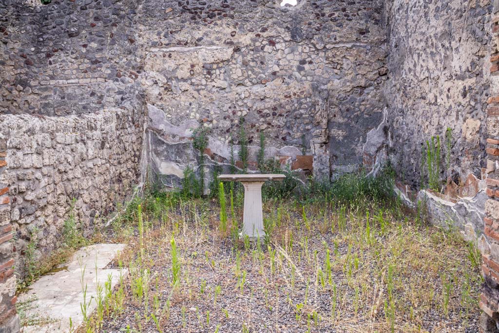 VI.7.23 Pompeii. July 2021. 
Looking towards west wall of triclinium with table. Photo courtesy of Johannes Eber.
