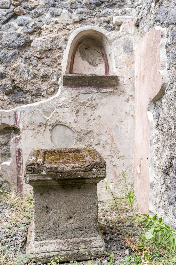 VI.7.23 Pompeii. July 2021. Lararium niche and altar in kitchen area. Photo courtesy of Johannes Eber.