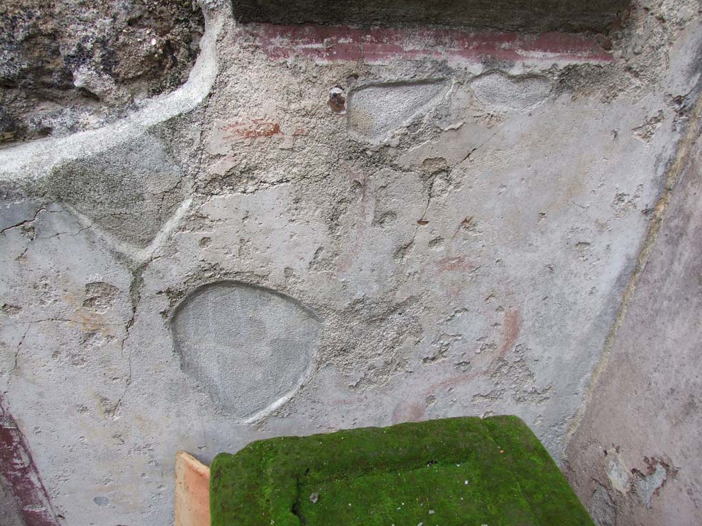 VI.7.23 Pompeii. c.1930? Kitchen, north wall with niche and painting of serpent.
See Fröhlich, T., 1991. Lararien und Fassadenbilder in den Vesuvstädten. Mainz: von Zabern, L64, p. 277, pl. 34,2.
