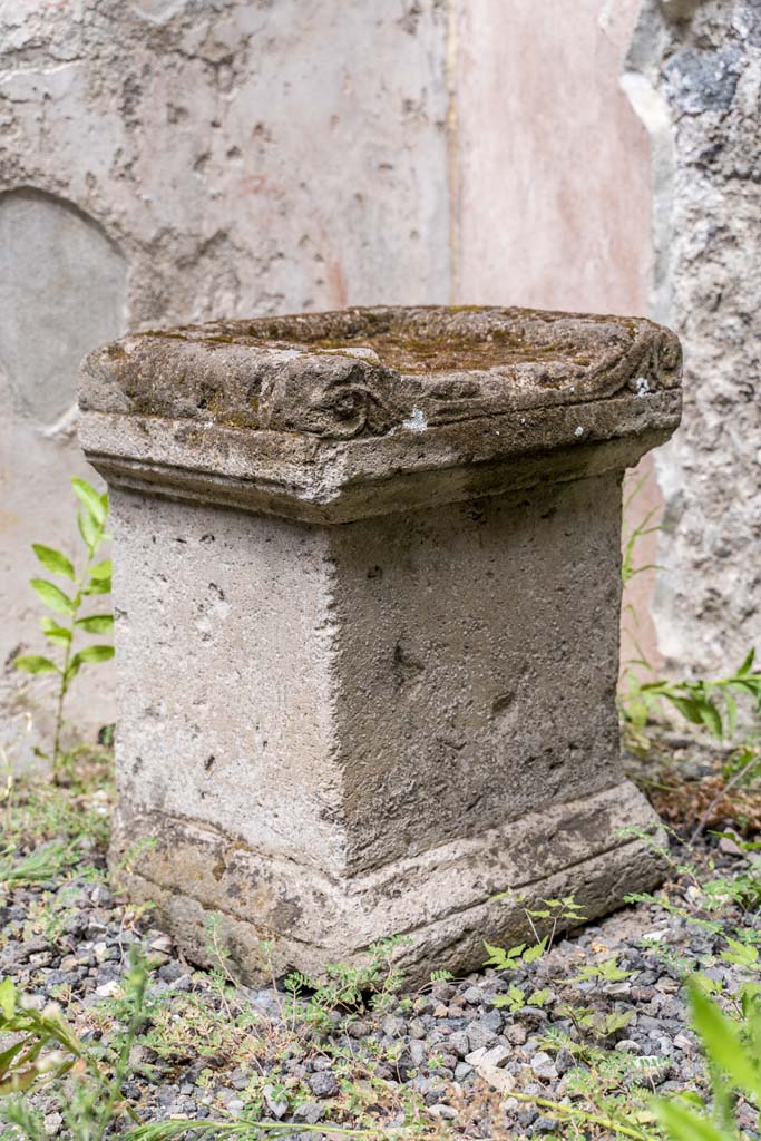 VI.7.23 Pompeii. July 2021. Detail of side and front of altar. Photo courtesy of Johannes Eber.