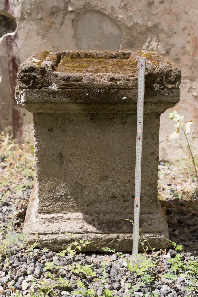 VI.7.23 Pompeii. July 2021. Detail of height of front of altar. Photo courtesy of Johannes Eber.

