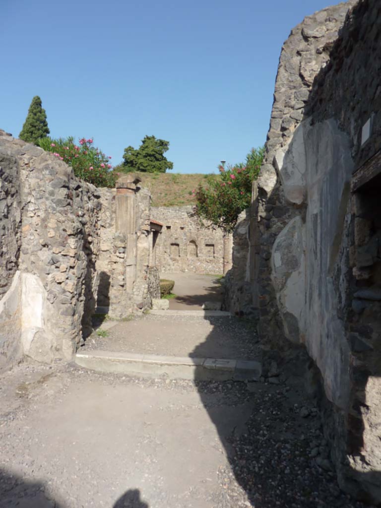 VI.7.23 Pompeii. July 2021. Detail of side top of altar. Photo courtesy of Johannes Eber.
