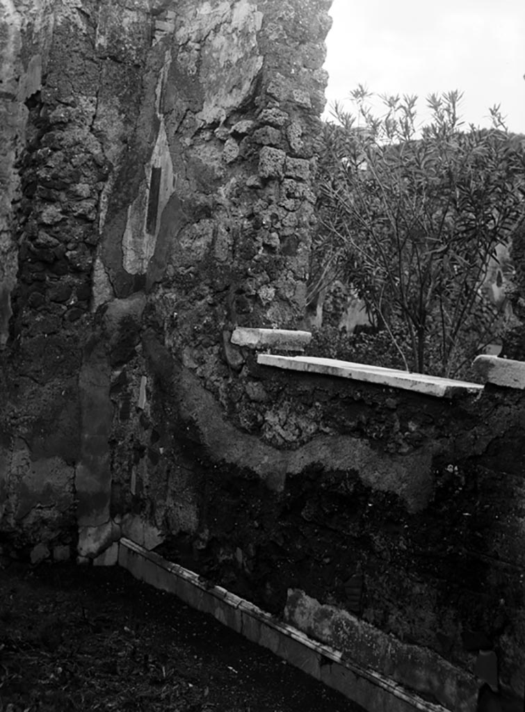VI.7.23 Pompeii. W.1178. North wall with window, and west side of window with marble sill, overlooking garden.
Photo by Tatiana Warscher. Photo © Deutsches Archäologisches Institut, Abteilung Rom, Arkiv.
