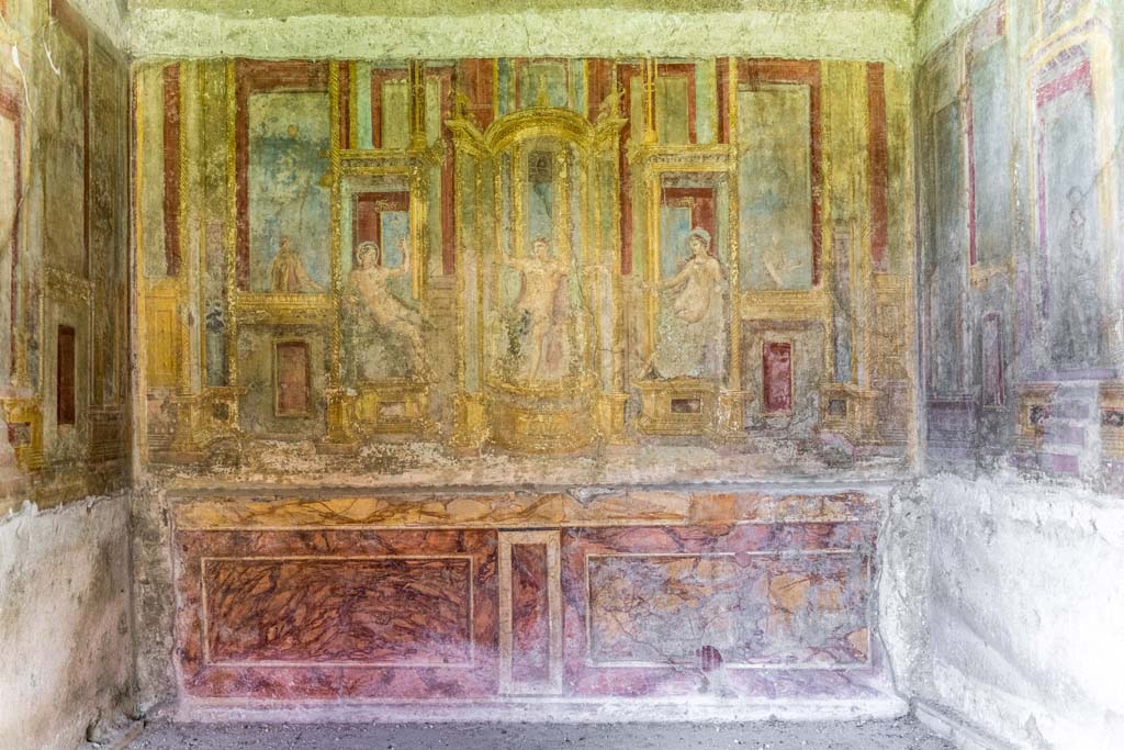 VI.7.23 Pompeii. December 2006. Cubiculum. South alcove, east wall.
According to Caso this is a male figure in oriental attire. Two male figures lean from balustrades.
See Caso L., in Rivista di Studi Pompeiani III, 1989, p. 112.

