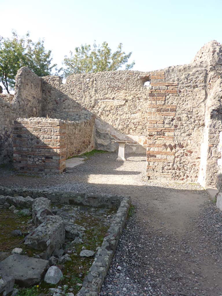 VI.7.23 Pompeii. October 2014. 
Looking west across corner of site of fountain towards doorway to storeroom and to triclinium, on right with table.
Foto Annette Haug, ERC Grant 681269 DCOR.

