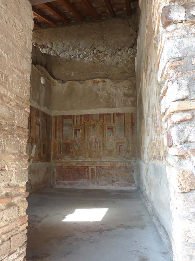 VI.7.23 Pompeii. October 2014. Looking through doorway towards west wall of the cubiculum decorated with mythology of Apollo.
Foto Annette Haug, ERC Grant 681269 DCOR.

