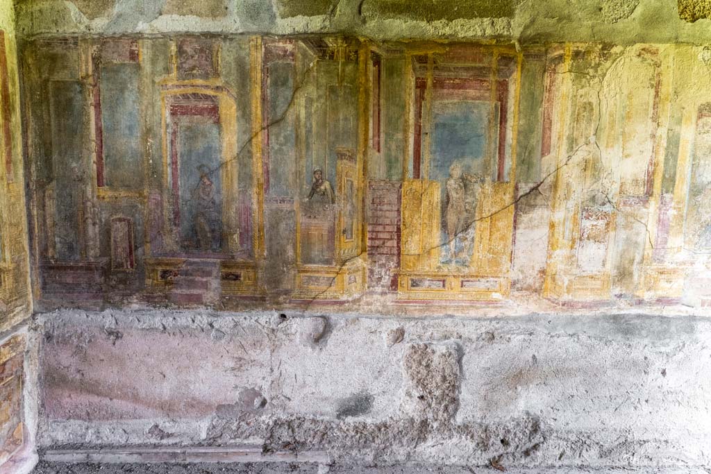 VI.7.23 Pompeii. July 2021. Looking towards north wall of cubiculum. Photo courtesy of Johannes Eber
On the wall are paintings of Athena briefly playing the double flute, Apollo with cithara and Marsyas with fawn-skin holding in his hand the double flute now thrown away by Athena.
