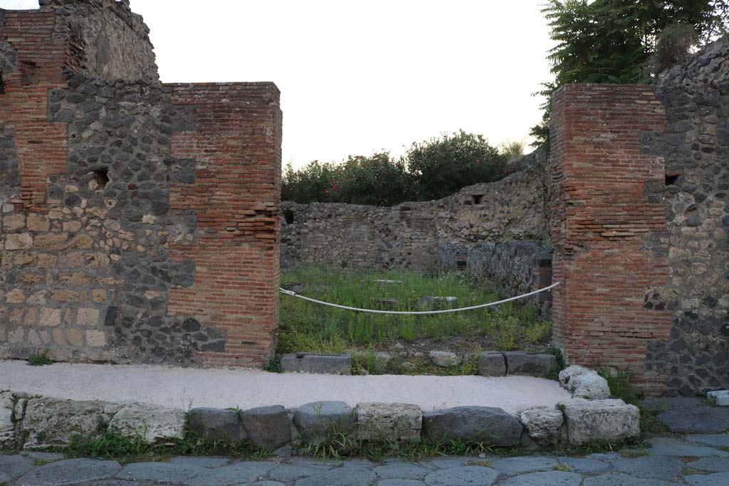 VI.7.26 Pompeii. December 2018. Looking west towards entrance on Via di Mercurio. Photo courtesy of Aude Durand.