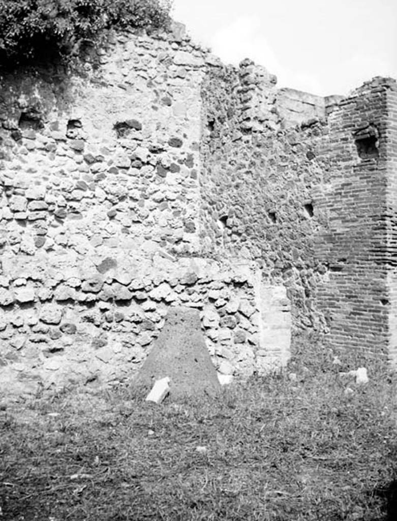 230953 Bestand-D-DAI-ROM-W.1258.jpg
VI.7.26 Pompeii. W.1258. Looking towards north-east corner.
Photo by Tatiana Warscher. With kind permission of DAI Rome, whose copyright it remains. 
See http://arachne.uni-koeln.de/item/marbilderbestand/230953 
