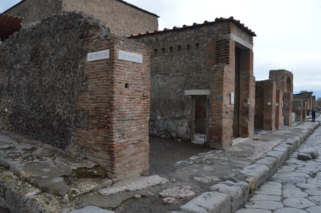 VI.8.4 Pompeii. March 2018. Looking north-east from junction with Vicolo della Fullonica towards entrance doorway, in centre.
Foto Taylor Lauritsen, ERC Grant 681269 DÉCOR
