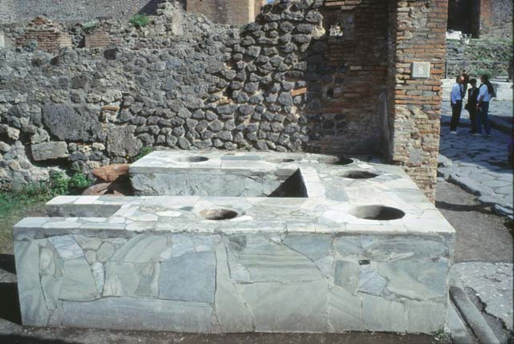 VI.8.8 Pompeii. October 1992. Looking east across counter. Photo by Louis Méric courtesy of Jean-Jacques Méric.