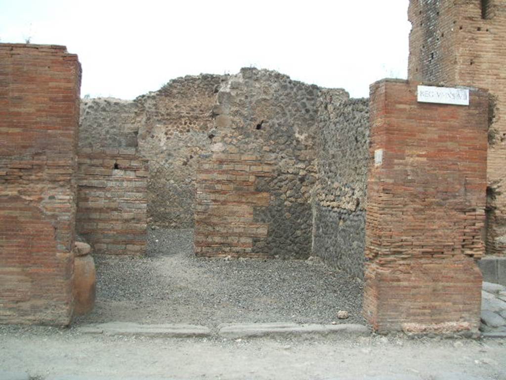 VI.8.11 Pompeii.  Shop.  May 2005.  Entrance.