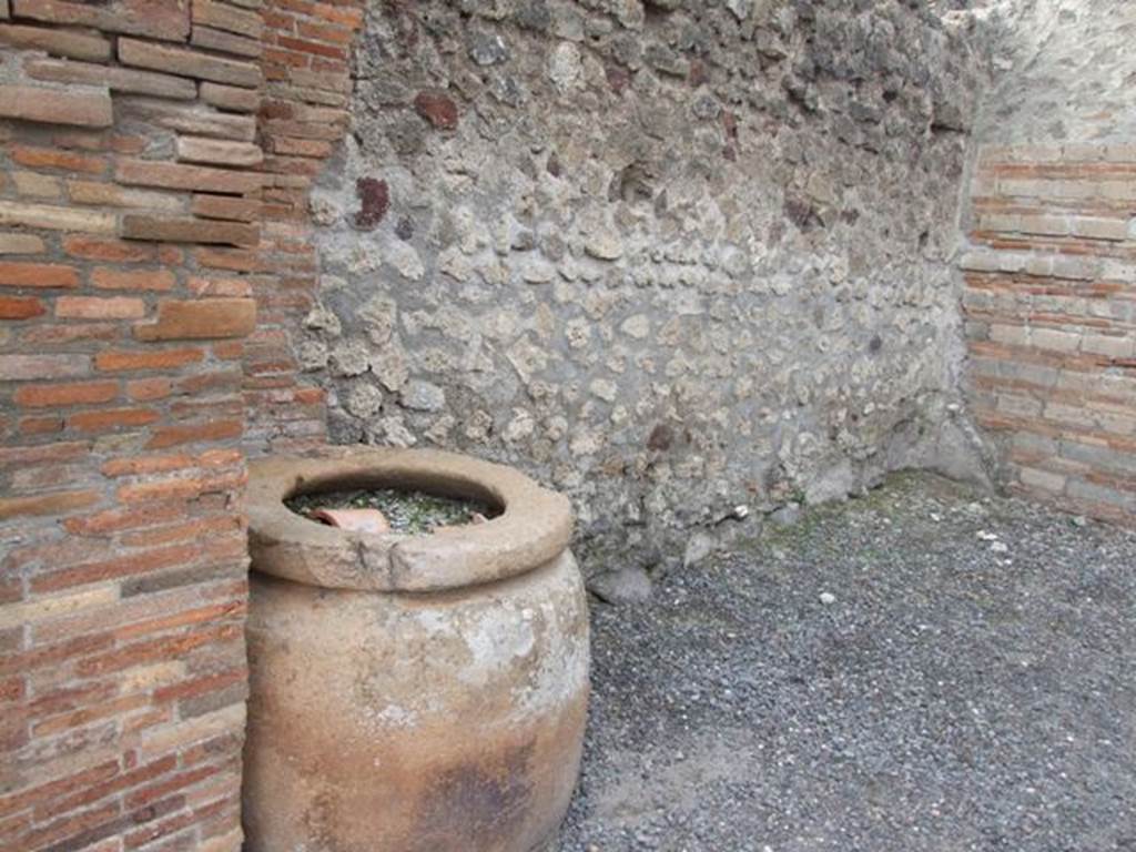 VI.8.11 Pompeii.  Shop.  December 2007.  West wall with Dolium.