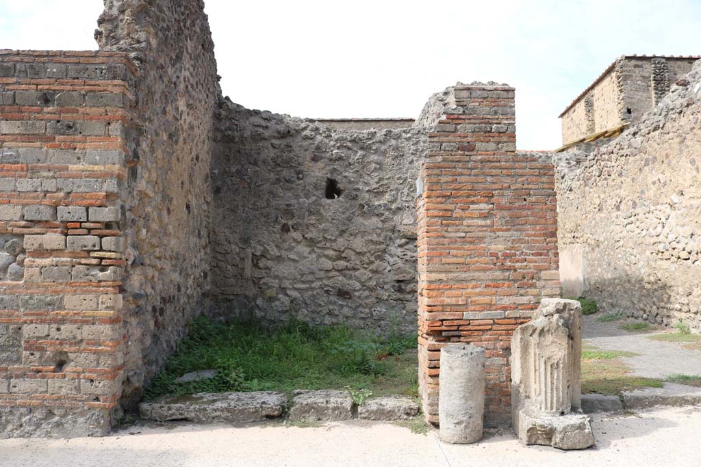 VI.8.12 Pompeii, on left. December 2018. Looking towards entrance doorway. Photo courtesy of Aude Durand.