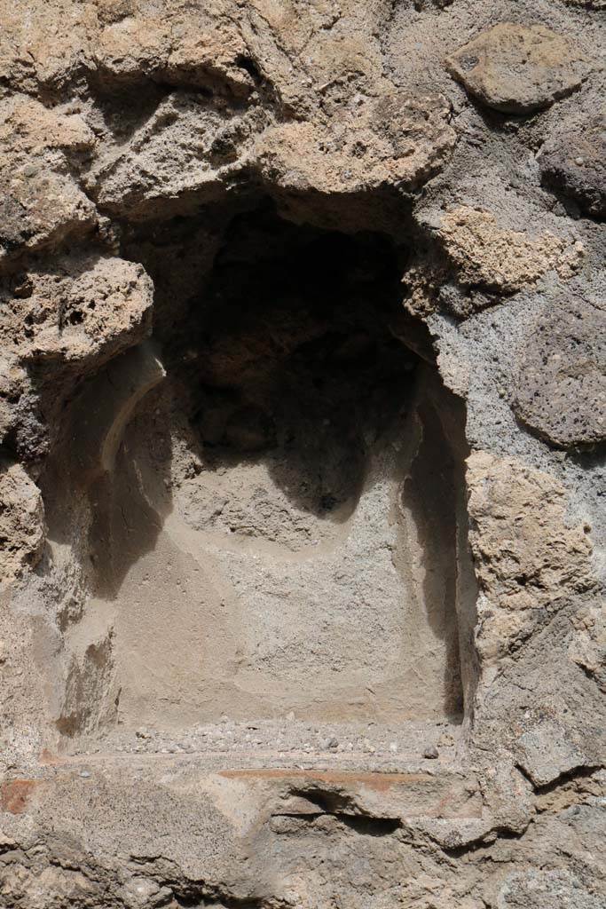 VI.8.14, Pompeii. December 2018. 
Niche on west side of north wall. Photo courtesy of Aude Durand.

