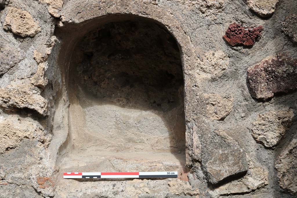 VI.8.14, Pompeii. December 2018. Detail of niche on east side of north wall. Photo courtesy of Aude Durand.