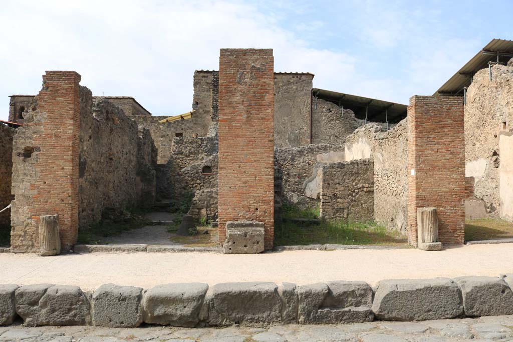 VI.8.15 Pompeii, on left. December 2018. Looking west to entrance doorways, with VI.8.16, on right. Photo courtesy of Aude Durand.

