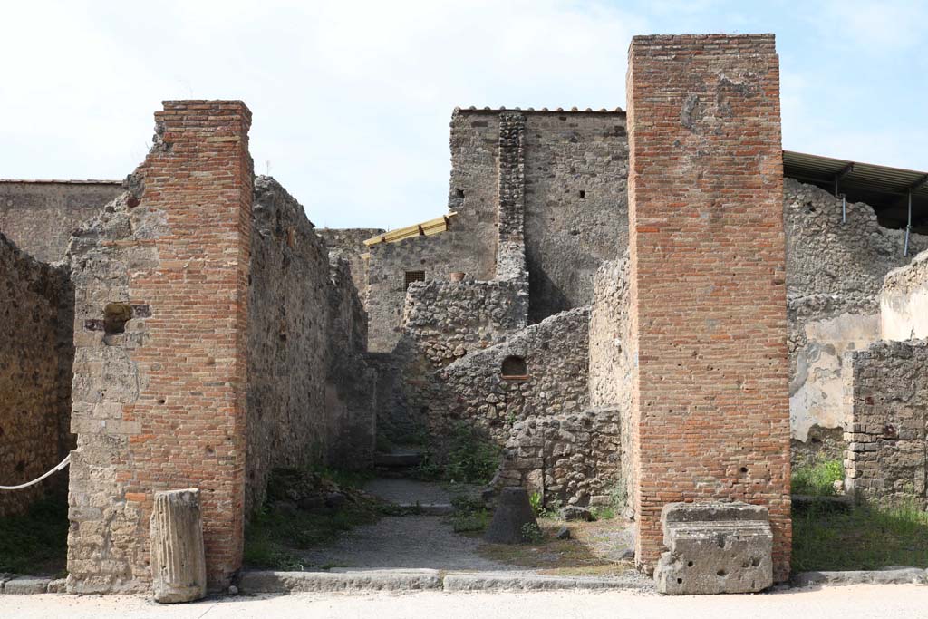 VI.8.15 Pompeii. December 2018. Looking west to entrance doorway on Via di Mercurio. Photo courtesy of Aude Durand.

