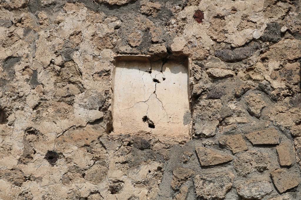 VI.8.15 Pompeii. December 2018. Niche in north wall of shop-room near entrance doorway. Photo courtesy of Aude Durand.