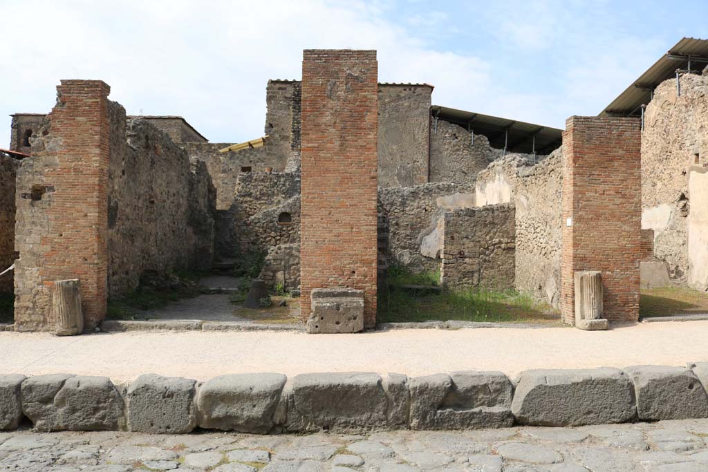 VI.8.16 Pompeii, on right. December 2018. Looking west to entrance doorways, with VI.8.15, on left. Photo courtesy of Aude Durand.