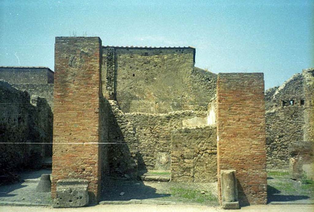 VI.8.16 Pompeii. July 2011. Looking west to entrance doorway. Photo courtesy of Rick Bauer.
