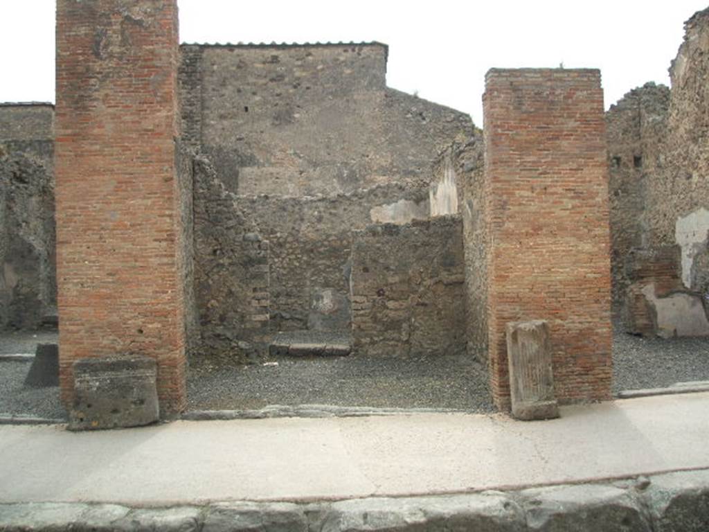 VI.8.16 Pompeii. May 2005. Entrance doorway, looking west. Found in September 1825, on the pilaster on the left, between 15 and 16, painted in red, was –
L(ucium) Veranium Hypsaeum
IIvir(um) i(ure) d(icundo) tertio quinq(uennalem)
Casellium Marcellum
aed(ilem) optimos colleges    [CIL IV 187]
Found in April 1826, on the pilaster on the left, also painted in red, were –
L(ucium) Albucium [3]
Casellium aedilem    [CIL IV 188]
M(arcum) Samellium    [CIL IV 189]
See Pagano, M. and Prisciandaro, R., 2006. Studio sulle provenienze degli oggetti rinvenuti negli scavi borbonici del regno di Napol.  Naples : Nicola Longobardi. (p.134)  PAH II, 140; III, 64.  PAH II, 156; III, 69 (“to the left of the 5th habitation”).

