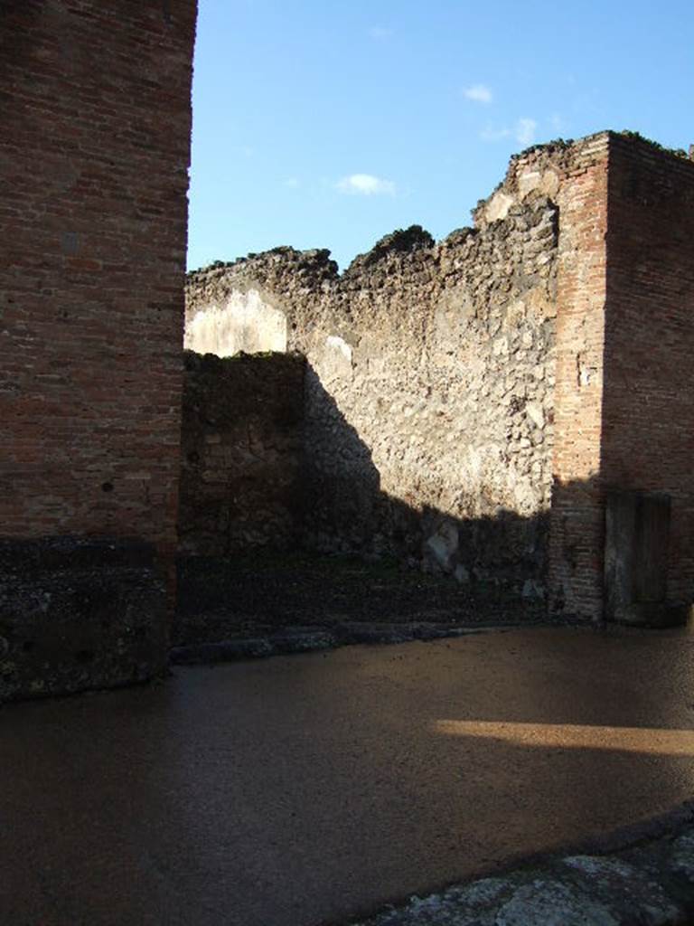 VI.8.16 Pompeii.  Shop with dwelling.  December 2005.  Entrance.