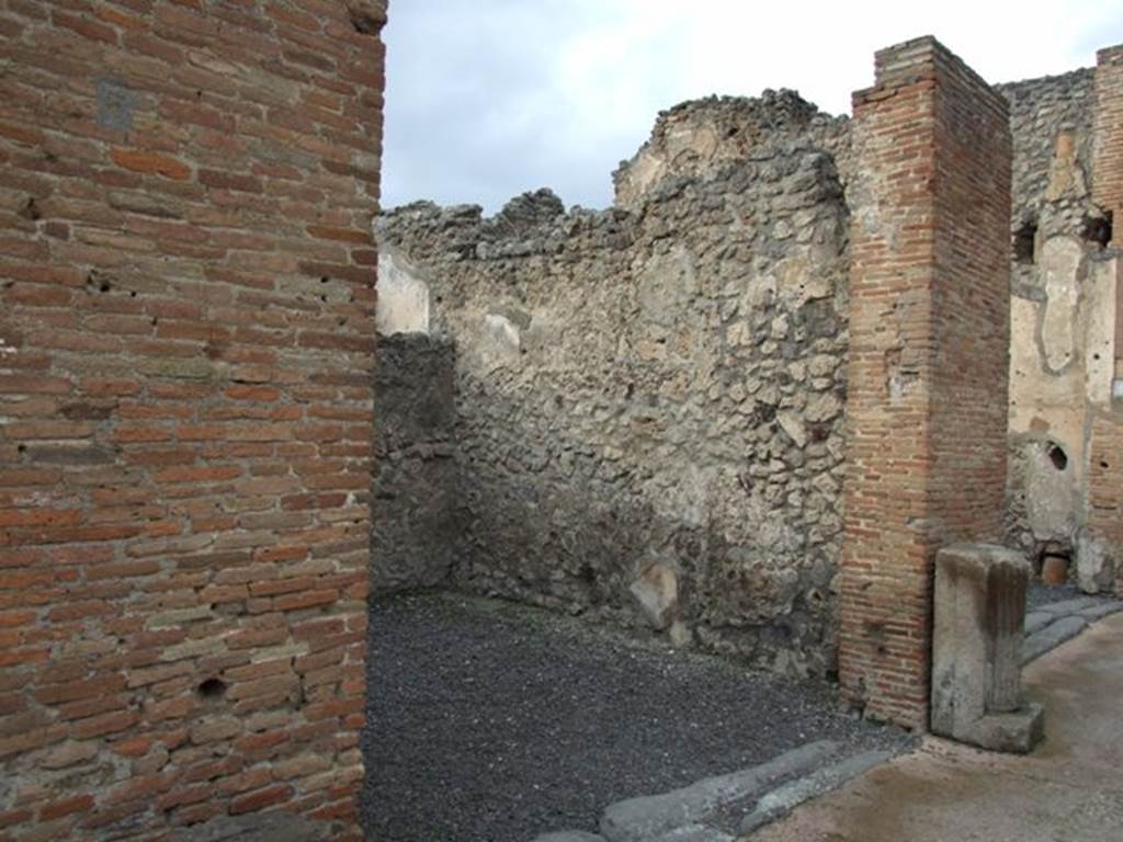 VI.8.16 Pompeii. December 2007. Entrance doorway and north wall. Found in May 1826, on the pilaster on the right of the entrance, between 16 and 17, were –
M(arcum) C(errinium) V(atiam) aed(ilem) o(ro) v(os) f(aciatis)     [CIL IV 190]
Veranium quinq(uennalem)
o(ro) v(os) f(aciatis)    [CIL IV 191]
M(arcum) S(amellium) M(odestum) (a)e(dilem?)    [CIL IV 192]
See Pagano, M. and Prisciandaro, R., 2006. Studio sulle provenienze degli oggetti rinvenuti negli scavi borbonici del regno di Napol.  Naples : Nicola Longobardi. (p.135)  PAH II, 158;  III, 69 (“to the right of the 5th habitation”)
